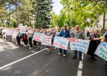 O nouă acțiune de protest a Partidului „ȘOR” și PCRM a avut loc în fața Parlamentului, Președinției și Guvernului: Manifestanții au trecut în marș, bătând în vase goale | VIDEO