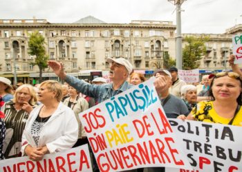 Flashmob la MAI, organizat de Partidul „ȘOR” și PCRM: Jos păpușile din paie de la guvernare!