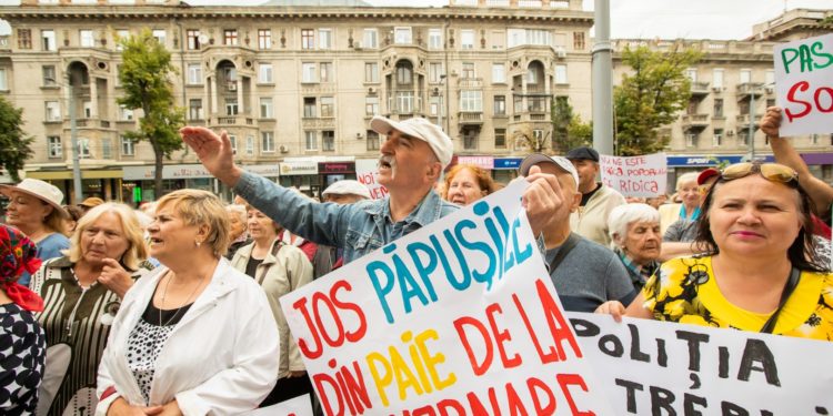 Flashmob la MAI, organizat de Partidul „ȘOR” și PCRM: Jos păpușile din paie de la guvernare!