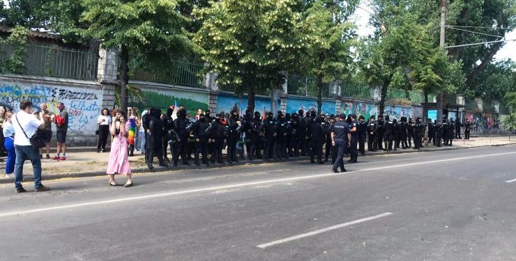 Zeci de polițiști cu scuturi și căști au împânzit strada București unde va avea loc marșul organizat de comunitatea LGBT | FOTO