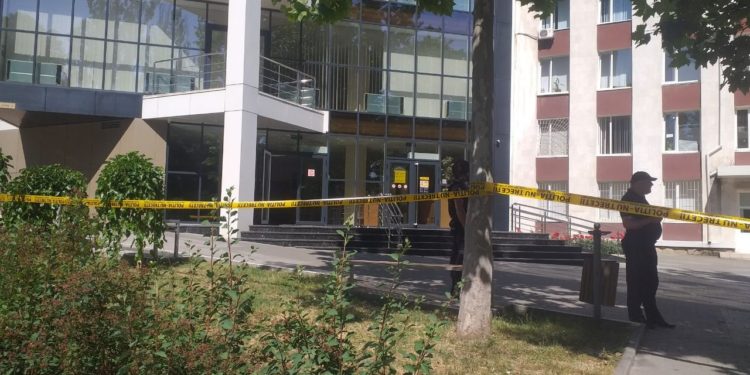 Alertă cu bombă la Cutea de Apel Chișinău. Poliția a încercuit zona și a evacuat toate persoanele din clădire