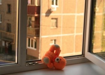 Tragedie de nedescris în capitală. Un copil de 3 anișori a decedat după ce a căzut prin geamul apartamentului