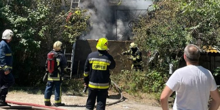 Incendiu într-un bloc locativ din sectorul Botanica al capitalei: Cinci echipaje de pompieri au luptat cu flăcările