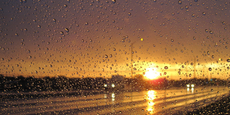 Ploi de scurtă durată cu descărcări electrice și maxime de +33 grade: Prognoza meteo pentru astăzi