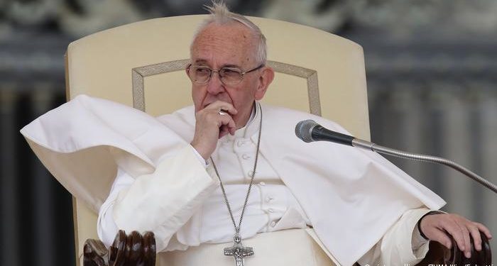 Papa Francisc cere liderilor lumii să negocieze pentru a opri războiul și anunță că ar putea vizita Ucraina