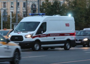 Автобус въехал в остановку в Москве
