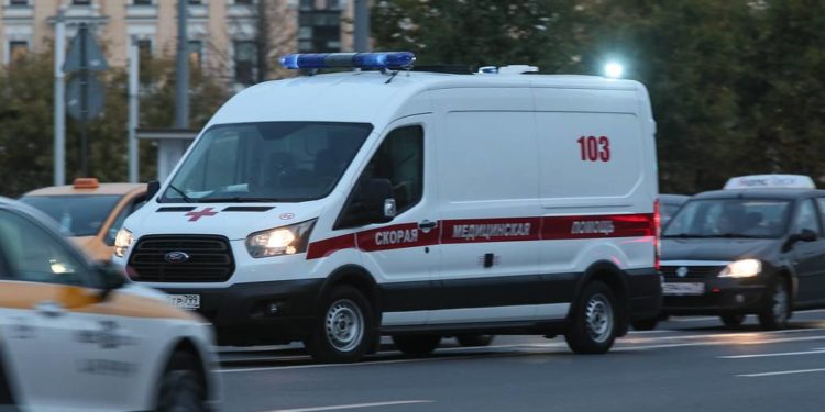 Автобус въехал в остановку в Москве