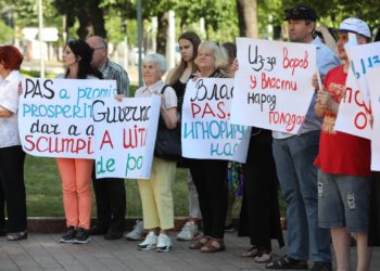 Партия «ШОР» и ПКРМ протестовали перед парламентом против подорожания электроэнергии: Жизнь при свечах с властью PAS!