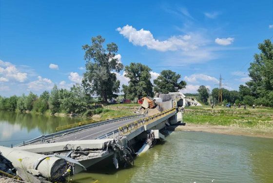Un pod rutier s-a rupt în judeţul Neamţ. Un autocamion şi o autoutilitară erau pe pod în momentul prăbuşirii