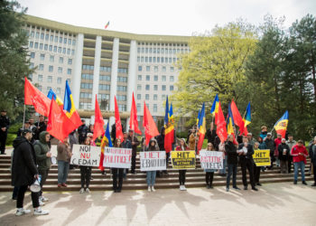 „Majoritatea PAS să plece, Guvernul în demisie!”. Membri și susținători ai PSRM au protestat în fața Parlamentului, revoltați de scumpiri și de prelungirea stării de urgență | VIDEO