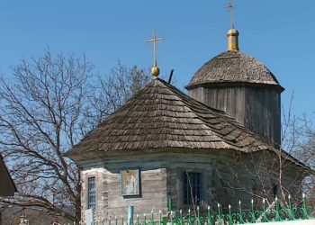 Cea mai veche biserică din lemn, aflată în ocrotirea statului, este gata să se dărâme. Autoritățile locale spun că nu au bani de restaurare, iar Ministerul Culturii afirmă cu nu e responsabil de reparație | VIDEO