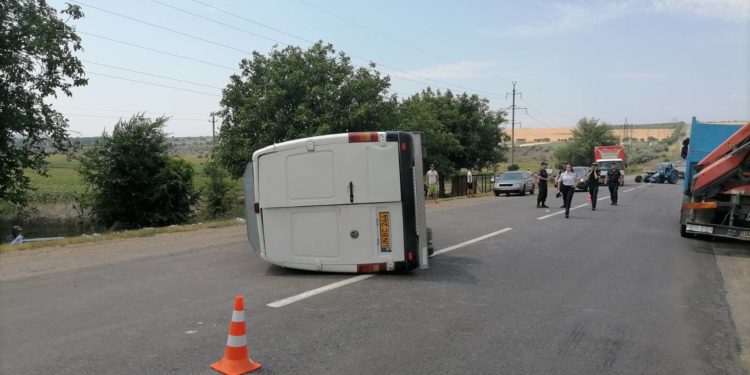 Un microbuz cu pasageri s-a răsturnat pe traseul Bălți-Florești. Trei persoane, transportate la spital