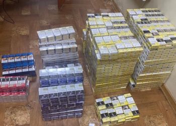 Voia să vândă țigări moldovenești în Italia. Șoferul unui autocar, prins cu 11 genți ticsite cu produse din tutungerie | VIDEO