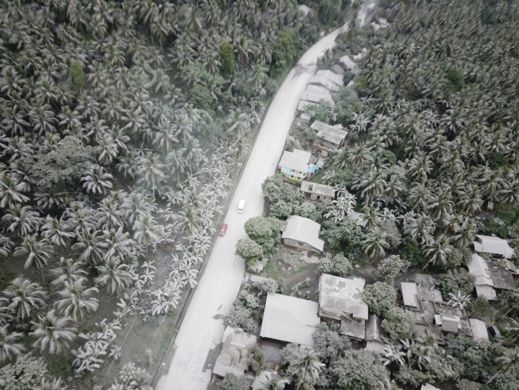 Un oraș întreg a fost acoperit de cenușă vulcanică de două ori într-o săptămână. Oamenii au ieșit cu lopețile ca să curețe drumurile | FOTO