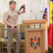 Un activist, invitat la ședința Consiliului Municipal Chișinău, a scos din geantă un pistol, încercând să atragă atenția aleșilor locali pe subiectul pe care îl abordase | VIDEO