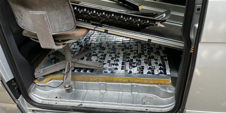 Moldovean cercetat de poliția de frontieră. S-ar fi pornit în UE cu 48 000 țigări ascunse în podeaua unui mijloc de transport | VIDEO