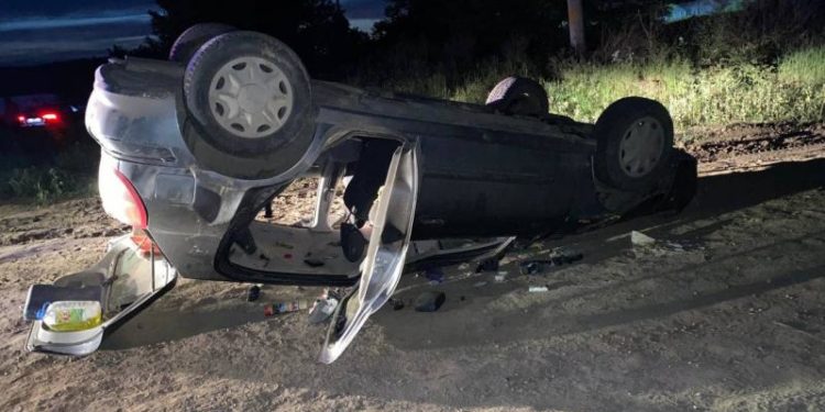 Un tânăr de 19 ani a murit după ce mașina în care se afla s-a răsturnat pe acoperiș: Șoferul ar fi fost beat