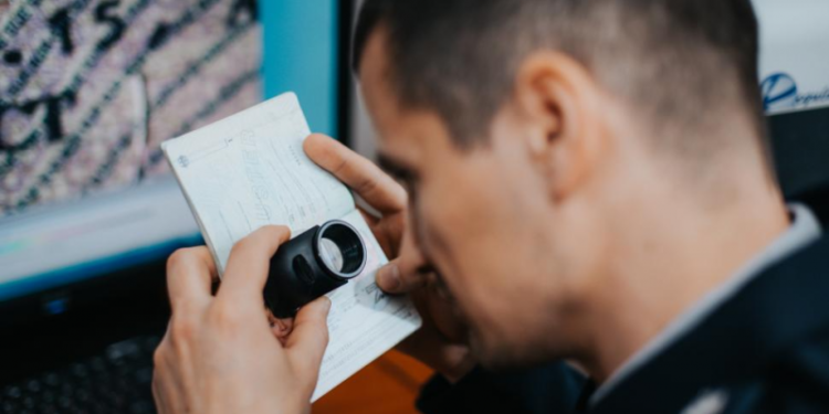 O femeie din Marea Britanie, prinsă cu vize false a Republicii Mali, de polițiștii de frontieră moldoveni: Ce le-a spus oamenilor legii