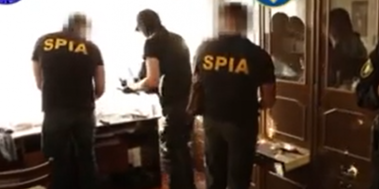 „Poliția, deschideți, vă rog”. Momentul în care procurorii descind cu percheziții în apartamentul bărbatului suspectat de propagarea războiului