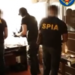 „Poliția, deschideți, vă rog”. Momentul în care procurorii descind cu percheziții în apartamentul bărbatului suspectat de propagarea războiului