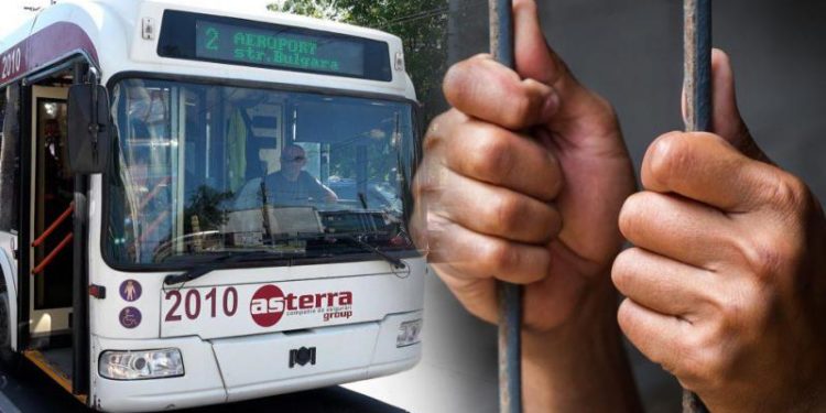 „S-a apropiat prea tare și mă pipăia în locuri intime”. Un bărbat de 60 de ani, din Bălți, acuzat că ar fi hărțuit sexual mai multe minore, în troleibuz