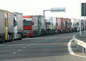 „Stăm de sâmbătă, azi deja e luni”. Șoferii de TIR-uri care stau în cozi kilometrice la granița cu România se arată extrem de revoltați de situație. Explicațiile Serviciului Vamal | VIDEO