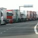 „Stăm de sâmbătă, azi deja e luni”. Șoferii de TIR-uri care stau în cozi kilometrice la granița cu România se arată extrem de revoltați de situație. Explicațiile Serviciului Vamal | VIDEO