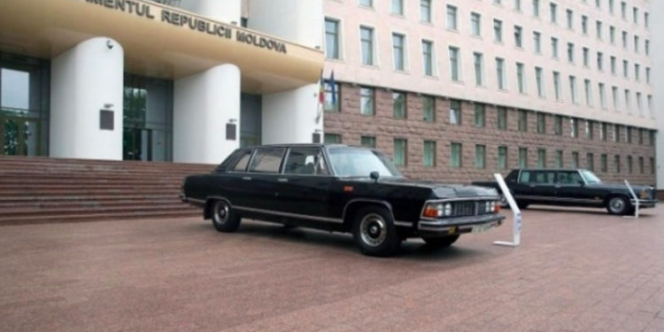 Mașinile foștilor președinți Snegur și Lucinschi, scoase din garajul Parlamentului pentru a fi admirate de copii