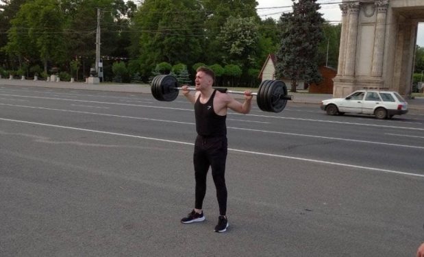 „Hercule de Moldova”: Un tânăr a parcurs 1 km cu o greutate de 100 de km pe umeri prin centrul Chișinăului
