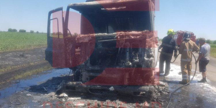 Căușeni: Un autocamion încărcat cu cereale a fost cuprins de flăcări