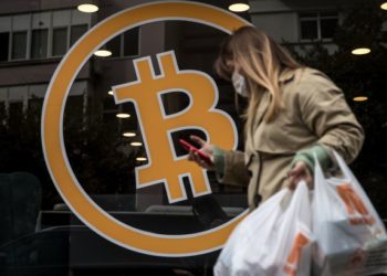 Биткойн рухнул ниже 20 тысяч долларов: что происходит с криптовалютой