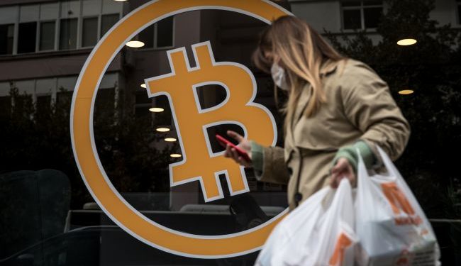 Биткойн рухнул ниже 20 тысяч долларов: что происходит с криптовалютой