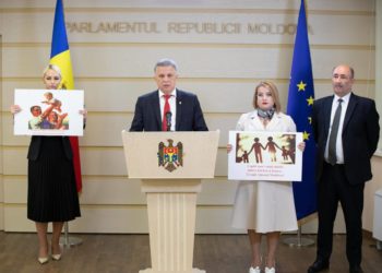 „Are loc un atac brutal asupra moralei publice”. Deputații Partidului Comuniștilor și ai Partidului ”ȘOR” au organizat un flash-mob, în semn de protest față de marșul LGBT | VIDEO