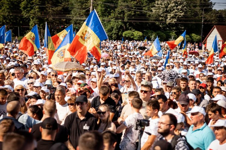 Organizatorii protestului: Peste 40.000 de oameni s-au adunat în Piața Marii Adunări Naționale pentru a protesta împotriva autorităților