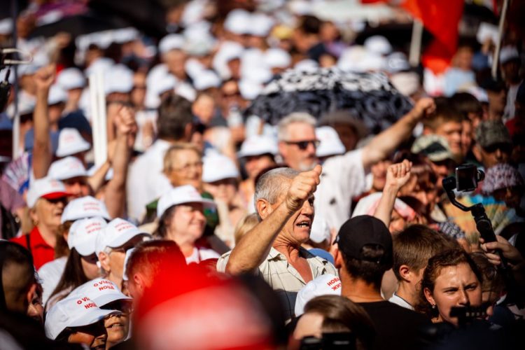 Organizatorii protestului: Peste 40.000 de oameni s-au adunat în Piața Marii Adunări Naționale pentru a protesta împotriva autorităților