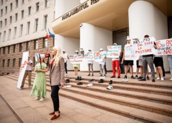 „PAS ne-a dat papucii”. Indignați de închiderea universităților și scumpiri, tinerii organizației „START”, ai Mișcării ”O viață nouă” au organizat un flashmob în fața Parlamentului | VIDEO