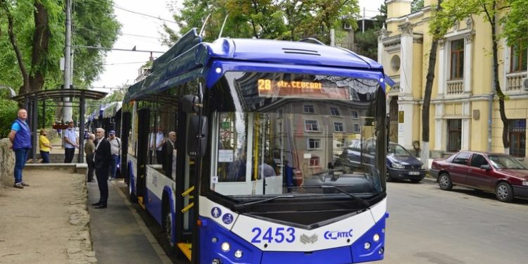 În perioada estivală, numărul troleibuzelor care circulă în capitală a fost redus