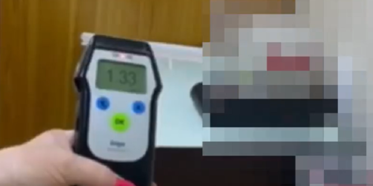 Un bărbat de 50 de ani riscă să rămână fără permis după ce a fost prins beat criță la volanul unui camion | VIDEO