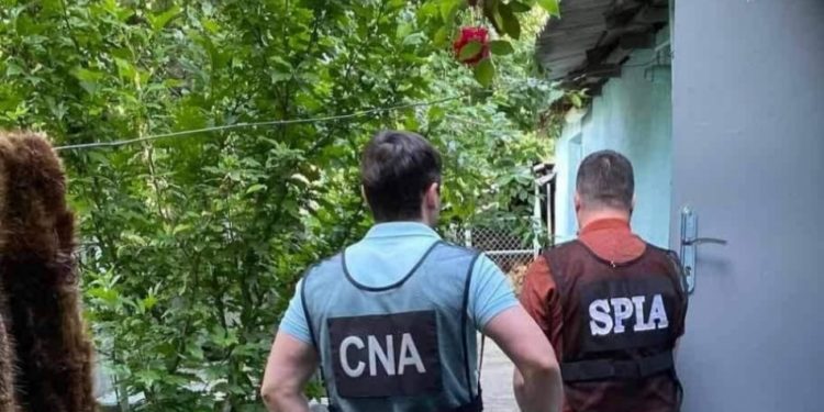 Promitea permise de conducere: Un polițist vizat în mai multe episoade de trafic de influență, reținut de CNA și SPIA