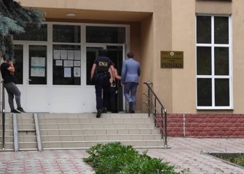 Detalii de la perchezițiile CNA la primăria orășelului Codru: Primarul și încă șase persoane, reținuți pentru trafic de influență | VIDEO