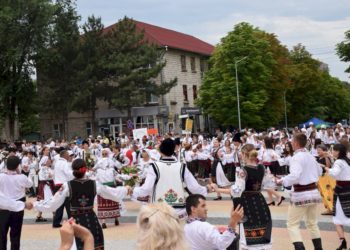 „Mândru-i portul orheiean”. Muzică și dansuri, târg de produse tradiționale, dar și o paradă a portului popular, desfășurate la Orhei de Ziua Internațională a Iei | VIDEO