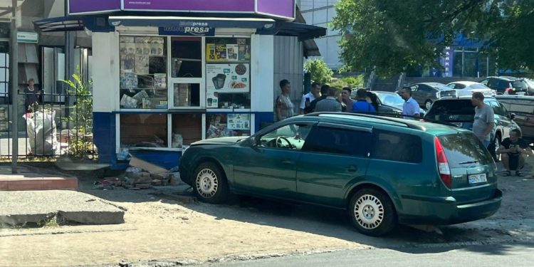 Un Ford a intrat într-o gheretă, la Ciocana, după ce s-a tamponat cu un taxi: Vânzătoarea și șoferul au avut nevoie de îngrijiri