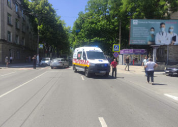 O minoră de 16 ani a fost lovită de o ambulanță în misiune, chiar pe trecerea de pietoni | VIDEO