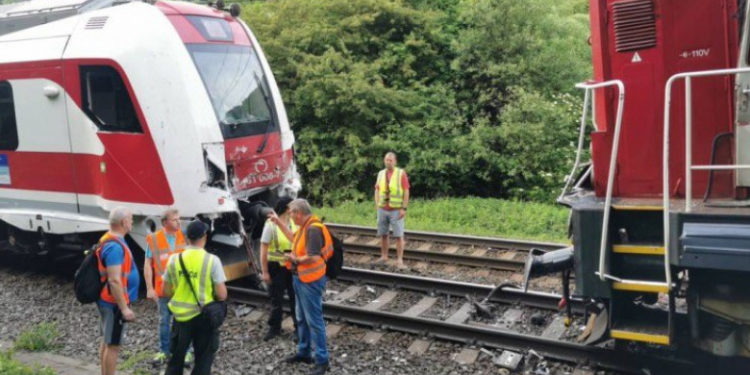 Accident feroviar în Slovacia, cu peste 50 de răniți. Trenul a fost lovit chiar de locomotiva trimisă să-l tracteze