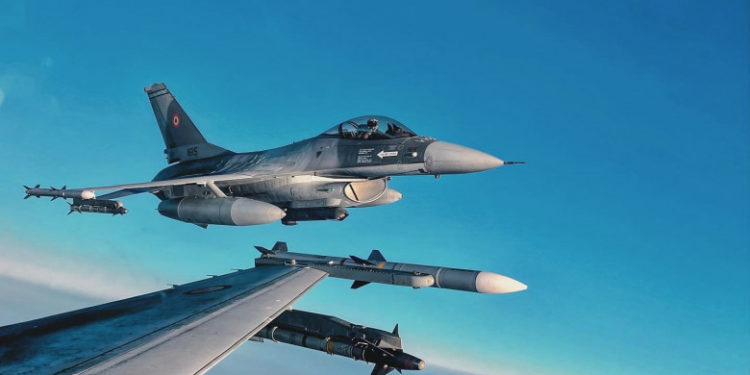 Un avion a intrat neautorizat în spaţiul aerian al României. Aparatul, interceptat de forţele aeriene maghiare, americane şi române