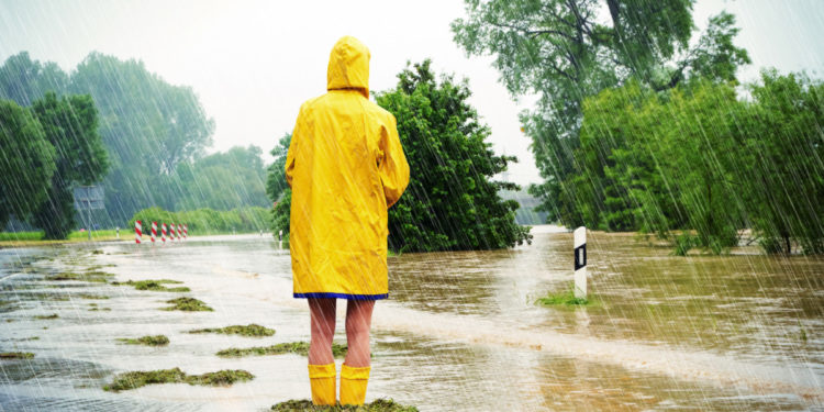 Meteorologii au emis cod galben de ploi cu descărcări electrice în toată țara