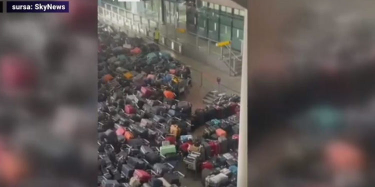 Haos pe aeroportul Heathrow din Londra. Mormane de bagaje au fost abandonate în fața unuia dintre terminale | VIDEO