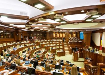 „Este un atentat grav asupra constituției și asupra instituțiilor democratice”. În pofida criticilor dure ale opoziției, majoritatea parlamentară a votat pentru prelungirea stării de urgență | VIDEO