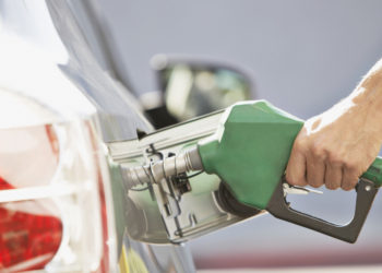 Prețuri mai mici la carburanți. Benzina se ieftinește cu 6 bani, motorina, cu 19 bani | VIDEO