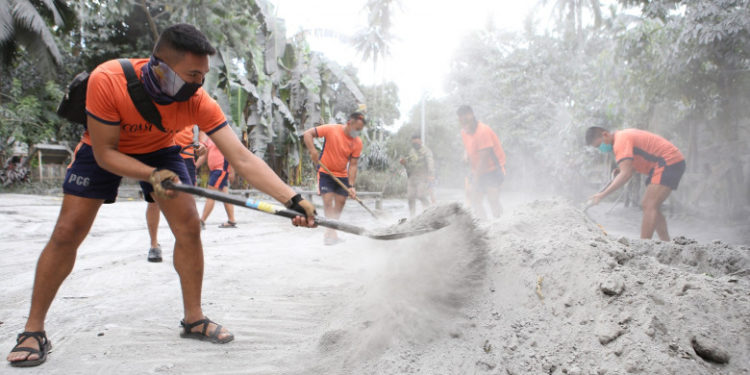 Un oraș întreg a fost acoperit de cenușă vulcanică de două ori într-o săptămână. Oamenii au ieșit cu lopețile ca să curețe drumurile | FOTO